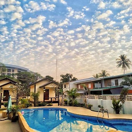 Sunray Guesthouse สุนันท์บ้านพักริมคลอง Uthai Thani Zewnętrze zdjęcie