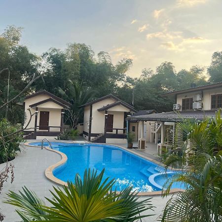 Sunray Guesthouse สุนันท์บ้านพักริมคลอง Uthai Thani Zewnętrze zdjęcie