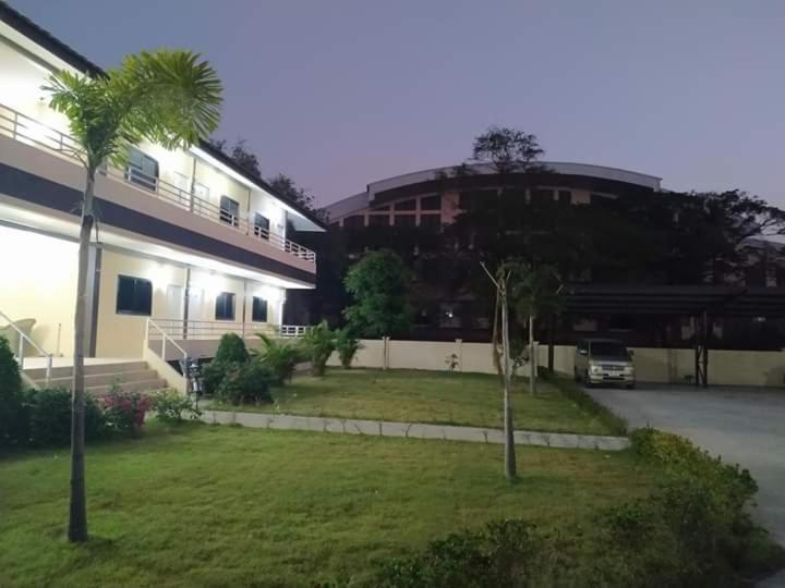 Sunray Guesthouse สุนันท์บ้านพักริมคลอง Uthai Thani Zewnętrze zdjęcie