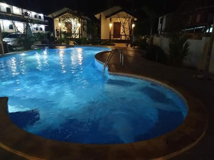 Sunray Guesthouse สุนันท์บ้านพักริมคลอง Uthai Thani Zewnętrze zdjęcie