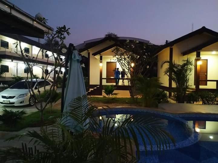 Sunray Guesthouse สุนันท์บ้านพักริมคลอง Uthai Thani Zewnętrze zdjęcie