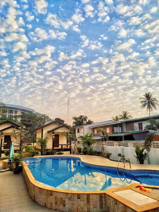 Sunray Guesthouse สุนันท์บ้านพักริมคลอง Uthai Thani Zewnętrze zdjęcie