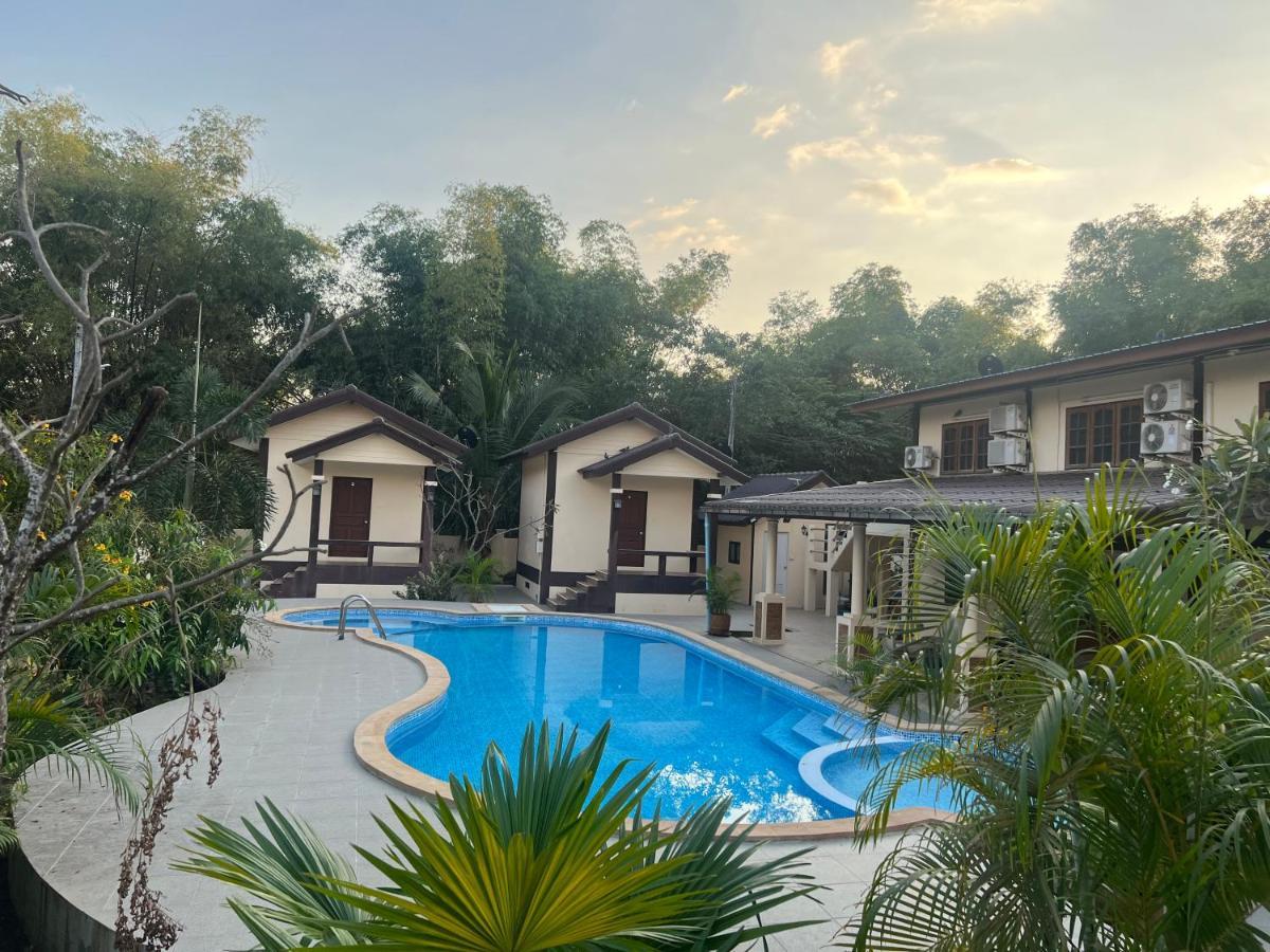 Sunray Guesthouse สุนันท์บ้านพักริมคลอง Uthai Thani Zewnętrze zdjęcie