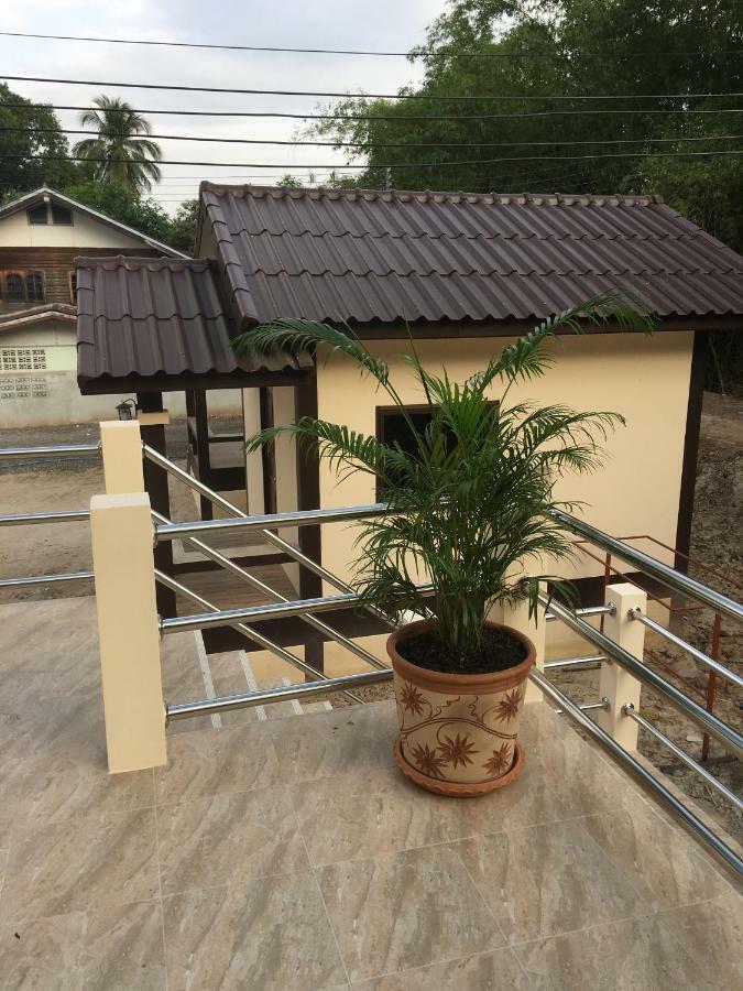 Sunray Guesthouse สุนันท์บ้านพักริมคลอง Uthai Thani Zewnętrze zdjęcie