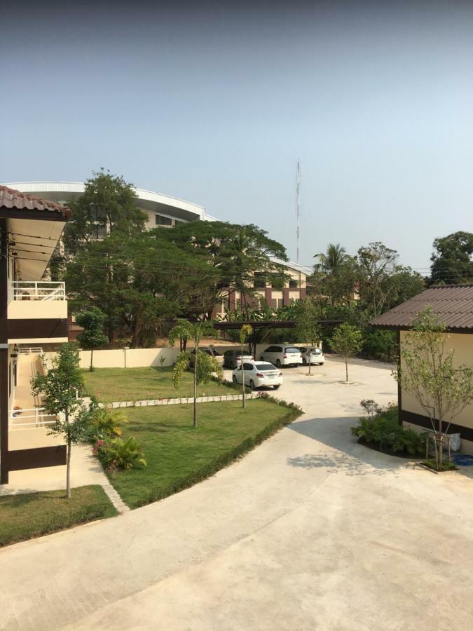 Sunray Guesthouse สุนันท์บ้านพักริมคลอง Uthai Thani Zewnętrze zdjęcie