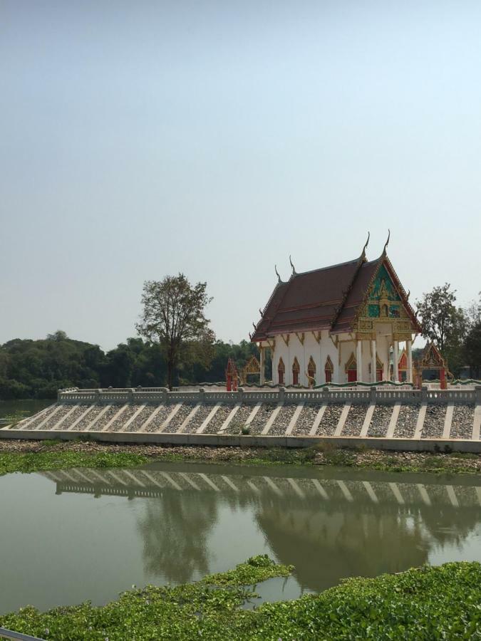 Sunray Guesthouse สุนันท์บ้านพักริมคลอง Uthai Thani Zewnętrze zdjęcie