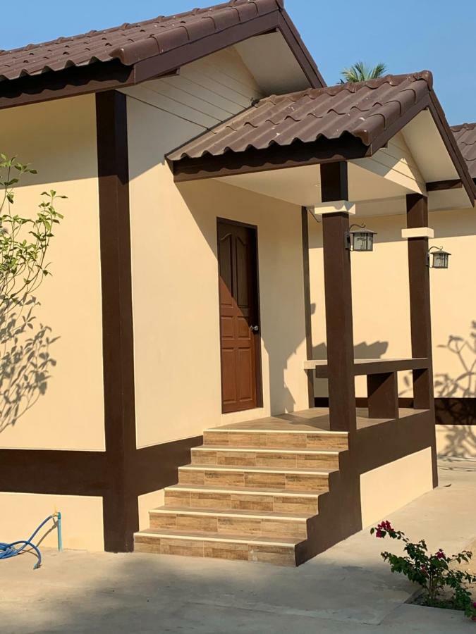 Sunray Guesthouse สุนันท์บ้านพักริมคลอง Uthai Thani Zewnętrze zdjęcie